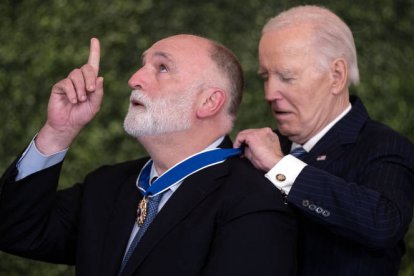 José Andres recibe la Medalla Presidencial de la Libertad del ya ex presidente estadounidense Joe Biden en la ceremonia celebrada el pasado 4 de enero.