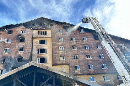 Los bomberos luchan contra las llamas.