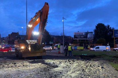 Los operarios de Aguas de León han trabajado durante toda la noche para reparar la avería y limpiar la zona de agua