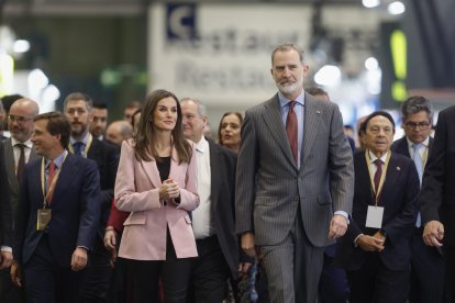 MADRID, 22/01/2025.- Los reyes de España, Felipe y Letizia, acompañados de ministros, representantes de comunidades autónomas y de ayuntamientos, inauguran este miércoles la 45 edición de Fitur, la primera gran feria del turismo en el calendario y entre las más importantes a nivel global, a la que está prevista también la asistencia de unas 250.000 personas y que se celebra en los pabellones de Ifema en Madrid. EFE/ Kiko Huesca