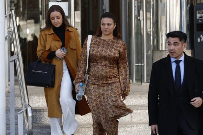 Imagen de archivo de la actriz Elisa Mouliaá (c) al salir de los juzgados de Plaza de Castilla, en Madrid, tras declarar ante el juez Adolfo Carretero que investiga su denuncia contra Iñigo Errejón por presunta agresión sexual. EFE/ Rodrigo Jimenez