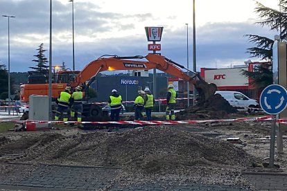 Obras de reparación de la tubería que causó la inindación en Fernandez Ladreda.