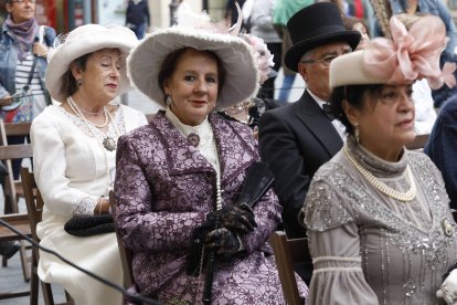 Asistentes a la feria modernista que organiza Botines en el mes de septiembre.