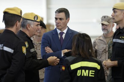El presidente del Gobierno, Pedro Sánchez, durante su visita a las unidades del Ejército que colaboran en la ayuda y reconstrucción, en el Cuartel General Terrestre de Alta Disponibilidad de Bétera (CGTAD). EFE/Biel Aliño