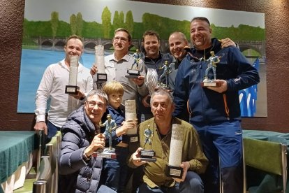 Foto de familia de los premiados en la Gala Provincial de pesca.
