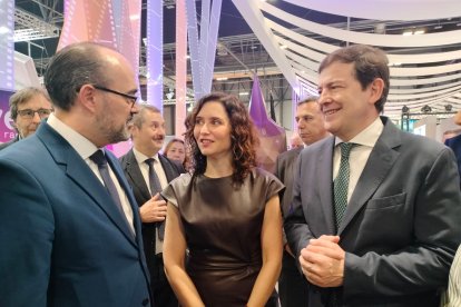 El alcalde de Ponferrada, con Ayuso y Mañueco en Fitur, este viernes.