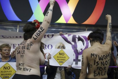 Activistas de Femen durante una protesta en la feria "Surrofair" de promoción de la gestación subrogada en Madrid en 2017.