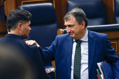 Los portavoces del PNV y de ERC, Aitor Esteban (d) y Gabriel Rufián, respectivamente, durante el pleno extraordinario, el primero del año, celebrado este miércoles en el Congreso. EFE/J.P. Gandul