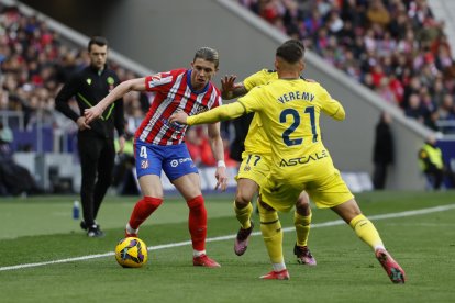 El centrocampista inglés del Atlético de Madrid Conor Gallagher y el centrocampista del Villarreal Yeremi Pino, durante el partido de La Liga de la jornada 21 que disputan Atlético de Madrid y Villarreal, este sábado en el estadio Riyadh Air Metropolitano en Madrid.-EFE/ Ballesteros