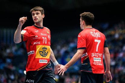 Los españoles Daniel Fernandez Jimenez (I) y Jan Gurri Aregay durante el partido del Campeonato del Mundo de Balonmano que disputaron España y Brasil en Fornebu, Noruega. EFE/Beate Oma Dahle
