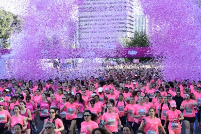 Miles de mujeres toman la salida en la Carrera de la Mujer de Madrid de 2024, que sirve también para recaudar fondos para la investigación contra el cáncer. EFE/Víctor Lerena