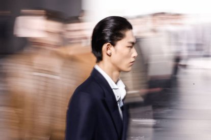 Un modelo presenta una creación del diseñador británico Kim Jones para Dior.