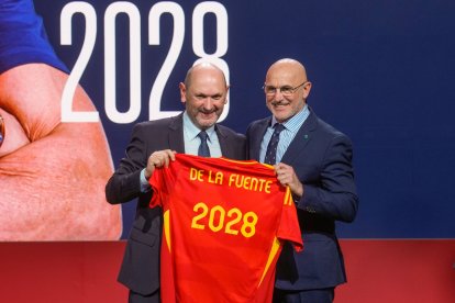 LAS ROZAS, 27/01/2025.- Luis de la Fuente (dcha), seleccionador español, posa junto a Rafael Louzán, presidente de la Federación, tras haber renovado su contrato hasta la Eurocopa de 2028 tras unas negociaciones en las que, aseguró, nunca pensó en otra opción que no fuera seguir en la Real Federación Española de Fútbol (RFEF), este lunes en Las Rozas. EFE/Borja Sánchez-trillo