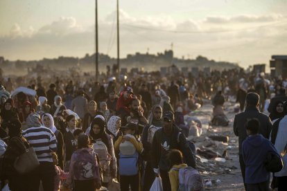 Desplazados internos palestinos se dirigen del sur al norte de Gaza por la carretera de Al Rashid, en el centro de la Franja de Gaza.
EFE/EPA/MOHAMMED SABER