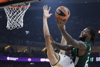 El jugador del Panathinaikos (D) Mathias Lessort en acción contra Walter Tavares, del Real Madrid (I), durante el partido final de la Euroliga de baloncesto entre Real Madrid y Panathinaikos Atenas en Berlín, Alemania. EFE/EPA/RONALD WITTEK