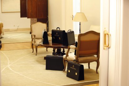 Imagen de archivo de las carteras de varios ministros en una sala del Palacio de la Moncloa durante una reunión del Consejo de Ministros. EFE/Javier Lizón
