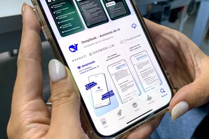 BANGKOK, 28/01/2025.- Una mujer se descarga este martes la aplicación DeepSeek en su teléfono móvil en Bangkok (Tailandia). El principal índice de la Bolsa de Tokio, el Nikkei, bajó un 1,39 % este martes, arrastrado por las empresas del sector de los semiconductores, que cayeron a su vez tras el auge de DeepSeek, la última alternativa china para el desarrollo de la inteligencia artificial (IA), y que está liderando las listas de descargas. EFE/ Brian Bujalance