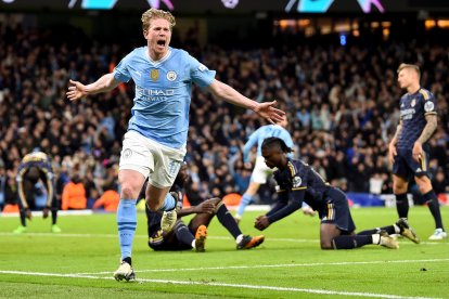 El centrocampista belga del Manchester City, Kevin de Bruyne, (C) festeja un gol ante el Real Madrid en los cuartos de final de la pasada Liga de Campeones. El enfrentamiento se podría volver a repetir en la eliminatoria de acceso a octavos de final de esta Champions. EFE/EPA/PETER POWELL