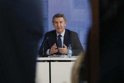 El líder del PP, Alberto Núñez Feijóo, presenta su plan de vivienda a una veintena de asociaciones y acompañado por consejeros autonómicos del PP, este jueves en el Colegio Oficial de Arquitectos, en Madrid. EFE/ Javier Lizón