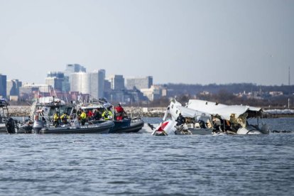 Rescate de los restos del avión accidentado este jueves en Washington.