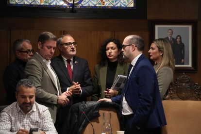 Momento del receso plenario entre los portavoces y concejales de grupo para dejar sobre la mesa la prórroga de la concesión de la ORA