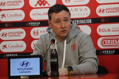 Raúl Llona asegura que la Cultural tiene que estar muy centrada ante el Sestao River.