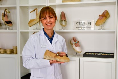 EL EJIDO (ALMERÍA), 01/02/2025.- La diseñadora almeriense Patricia Rosales, impulsora de la marca de alpargatas personalizadas de lujo de fabricación artesanal 'Starlei', muestra una de sus propuestas. EFE / Carlos Barba