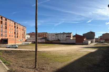 Solar donde se ubicará el nuevo aparcamiento de Astorga