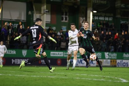 El portero local Iago Herrerín despeja el balón en un lance del partido Sestao-Cultural.