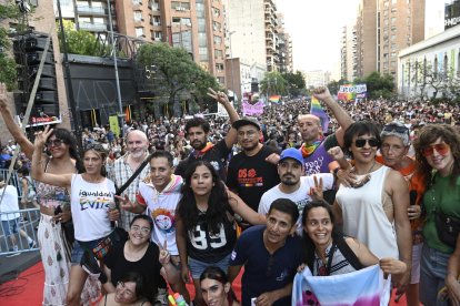 Personas se manifiestan durante una marcha convocada por colectivos LGTBI+ argentinos, este sábado en Córdoba (Argentina). EFE/Ariel Alejandro Carreras