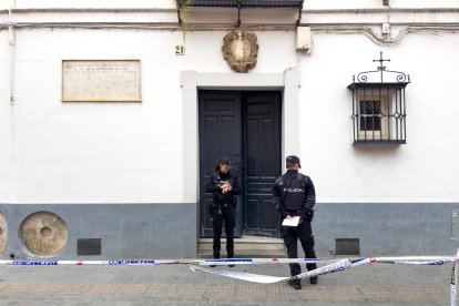 Un matrimonio de ancianos ha fallecido este domingo por inhalación de humo en una vivienda de la calle Mateos Gago de Sevilla, en el centro de la ciudad, según han informado a EFE fuentes de la investigación. EFE/ David Arjona