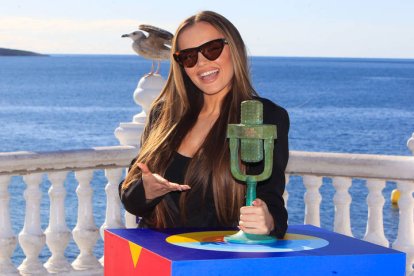 La ganadora del Benidorm Fest 2025, Melody, posa con su trofeo este domingo en Benidorm.