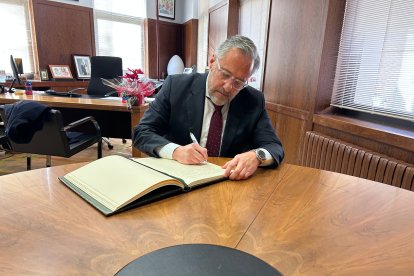 Visita de la Mesa de las Cortes al Ayuntamiento de Astorga.