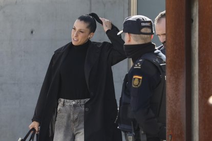 La futbolista Jenni Hermoso a su salida de la Audiencia Nacional de San Fernando de Henares tras su declaración en la vista oral del juicio contra el expresidente de la Federación Española de Fútbol (RFEF) Luis Rubiales, acusado de agresión sexual y coacciones por el beso que dio a la jugadora tras la victoria del Mundial en Sídney (Australia) el 20 de agosto de 2023. EFE/Chema Moya