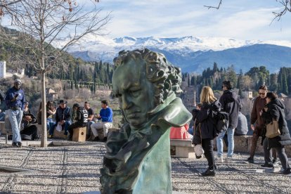 Una de las ocho estatuillas del galardón de los premios Goya a gran tamaño colocada en el mirador de San Nicolás en Granada.