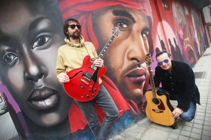 El guitarrista Gio Yáñez y el escritor Carlos Fidalgo.