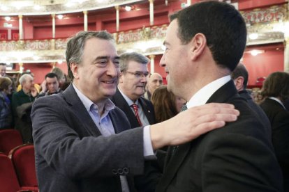 El portavoz del PNV en el Congreso, Aitor Esteban (i) saluda al lehendakari Imanol Pradales (d) durante la gala de los premios de la Fundación Sabino Arana, este domingo, en Bilbao. EFE/ Miguel Toña