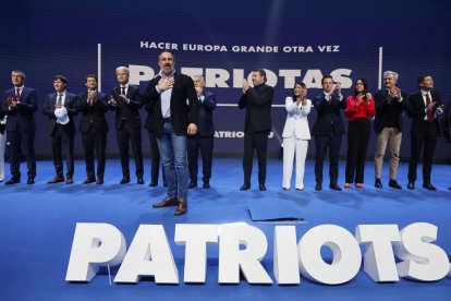Abascal rodeado por los líderes de extrema derecha de Europa ayer, en Madrid.