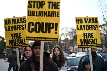 Protestas contra el gobierno de bimillonarios formado pot Trum ayer, en Washington.