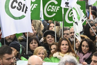 Imagen del 14/12/2024 en la que unos 35.000 funcionarios convocados por el sindicato mayoritario en la función pública, CSIF, exigieron en una manifestación en Madrid que el Gobierno dote de una financiación "suficiente" al sistema de Muface. EFE/Víctor Lerena