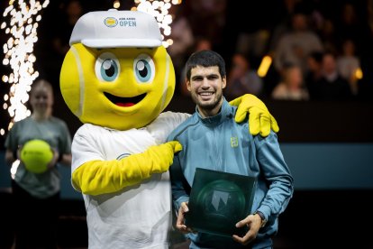 El tenista español Carlos Alcaraz celebra la victoria tras la final del torneo de Rótterdam ante el australiano Alex de Minaur. EFE/EPA/Sander Koning