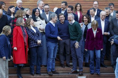 Feijóo ayer, en Zaragoza, con alcaldes del PP de urbes de más de 100.000 habitantes.