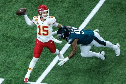 El mariscal de campo de los Kansas City Chiefs, Patrick Mahomes (i), en acción contra el tackle defensivo de los Philadelphia Eagles, Jalen Carter, durante la primera mitad del Super Bowl LIX entre los Kansas City Chiefs y los Philadelphia Eagles en el Caesars Superdome de Nueva Orleans, Luisiana, (EE.UU.). EFE/CJ GUNTHER
