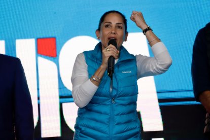 La candidata presidencial del correísmo, Luisa González, habla durante un evento tras los resultados de la primera vuelta de las elecciones generales este domingo, en Quito (Ecuador). EFE/ Gianna Benalcazar