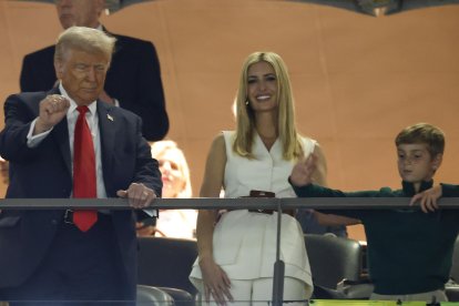 El presidente de EE. UU. Donald Trump (I) y su hija Ivanka Trump (C) antes del Super Bowl LIX entre los Kansas City Chiefs y los Philadelphia Eagles en el Caesars Superdome de Nueva Orleans, Luisiana. EFE/EPA/ERIK S. LESSER