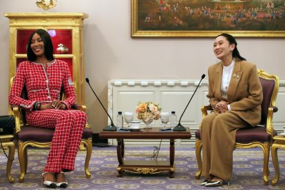 La modelo británica Naomi Campbell (izquierda) junto a la primera ministra de Tailandia, Paetongtarn Shinawatra (derecha).
                       EFE/EPA/RUNGROJ YONGRIT