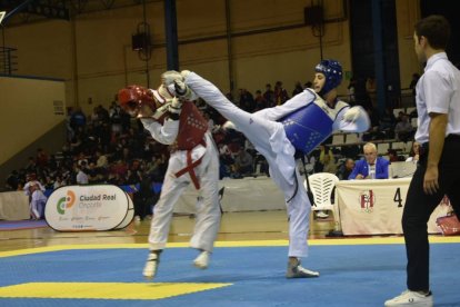 Marcos López González en un combate en el que venció a su rival.
