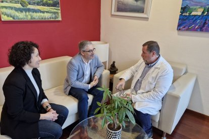 Responsables de Asprona Bierzo con el gerente del Hospital El Bierzo.
