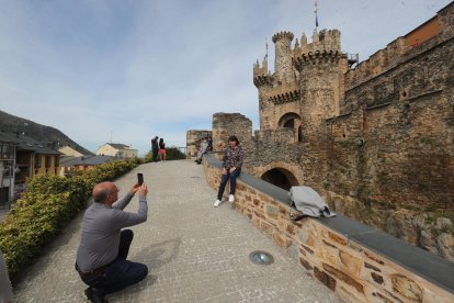 Turistas frente al Castillo de Ponferrada.