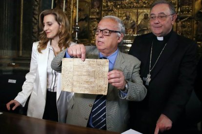 La directora general de Cultura, Mar Sancho, el consejero Gonzalo Santonja y el obispo de León, Luis Ángel de las Heras.